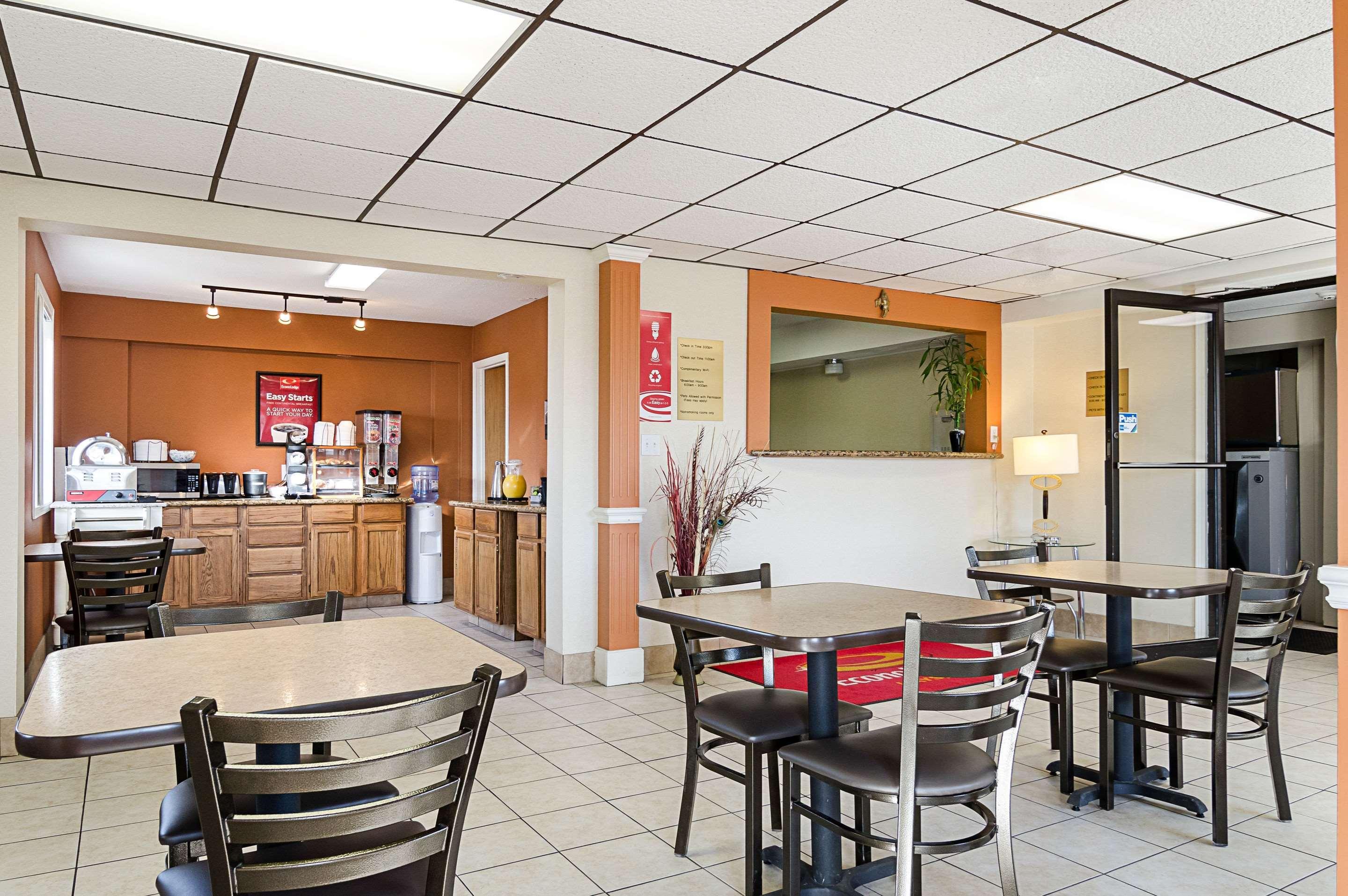 Econo Lodge Hays I-70 Exterior foto