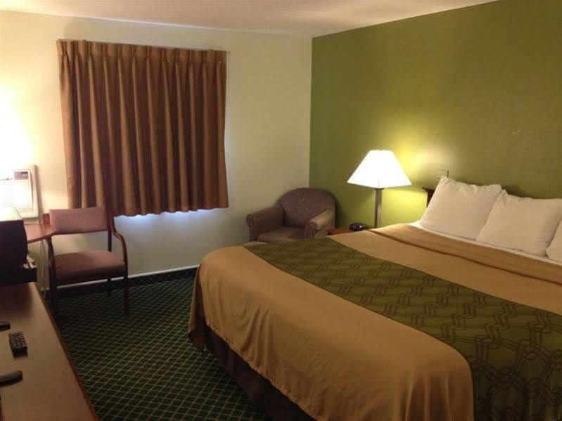 Econo Lodge Hays I-70 Exterior foto